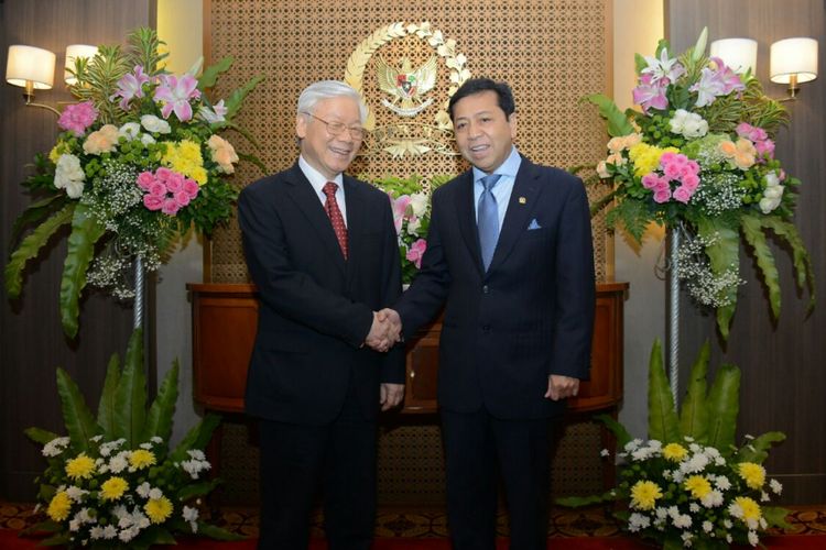 Sekretariat Partai Komunis YM Nguyen Phu Trong (kiri) bersama Ketua DPR RI Setya Novanto di Kompleks Parlemen, Senayan, Jakarta, Selasa (22/8/2017).