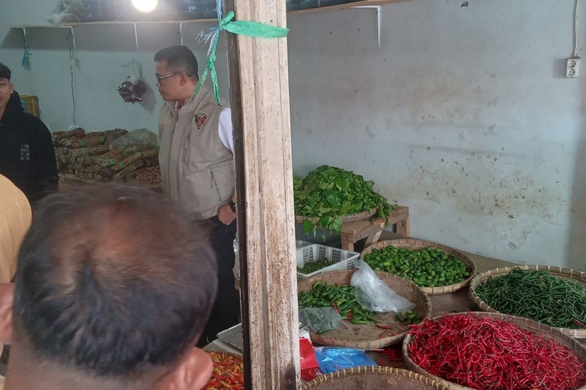 Satgas Pangan Jawa Barat dan Badan Pangan Nasional melakuka pengecekan dan pemantauan bahan pokok di pasar Gedebage, Kota Bandung, Jawa Barat, Senin (24/3/2025)