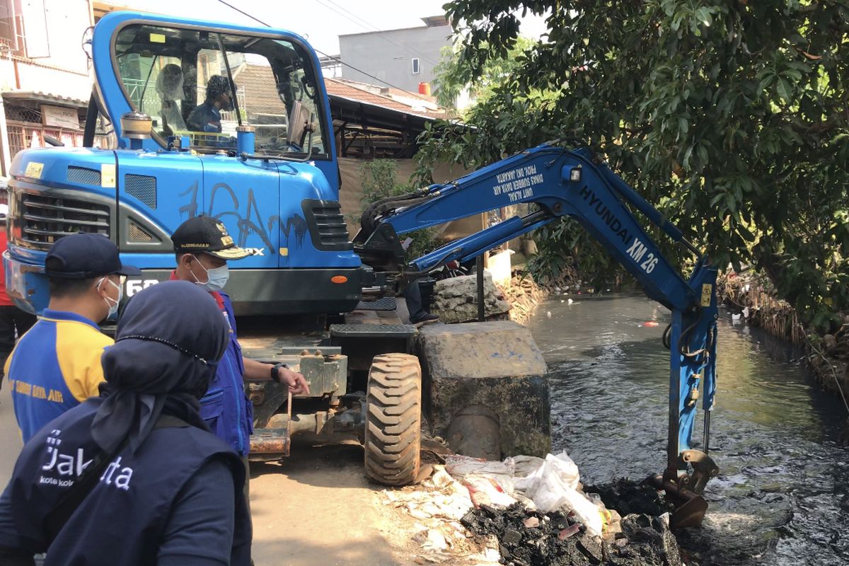 Pemerintah Kota Jakarta Selatan melakukan pengerukan lumpur di Kali Grogol, Kebayoran Lama Utara, Kebayoran Lama, Jakarta Selatan pada Minggu (24/10/2021) pagi.
