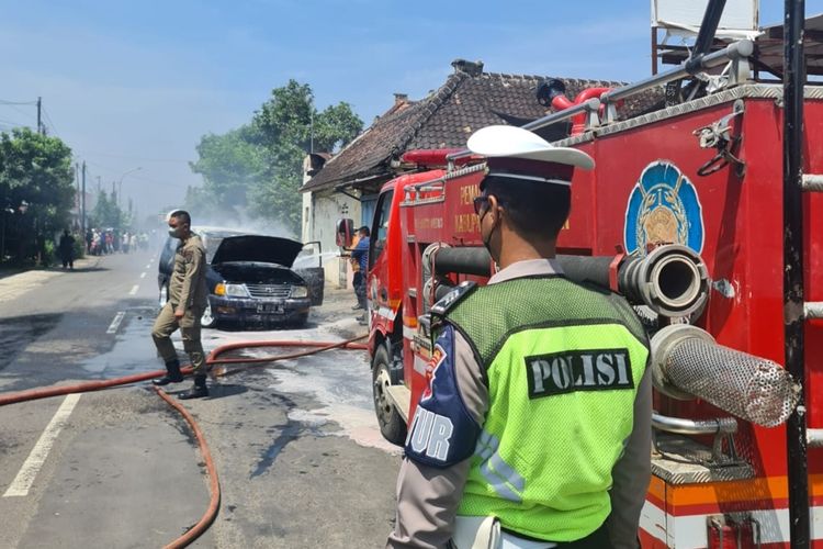 Kondisi satu unit mobil di Kecamatan Jaten, Kabupaten Karanganyar, Jawa Tengah ludes terbakar.