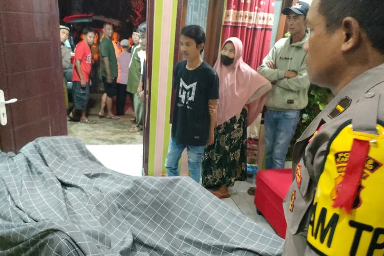 Polisi mengevakuasi jasad pria yang ditemukan tewas di rumahnya di Desa Sumurgede, Kecamatan Cilamaya Kulon, Karawang, Jawa Barat, Kamis (15/2/2024).