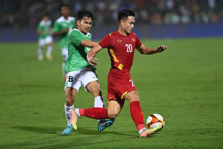 Pesepak bola Timnas Indonesia Witan Sulaeman (kiri) berebut bola dengan pesepak bola Vietnam Anh Bui Hoang Viet (kanan) dalam laga perdana Grup A Sepak Bola SEA Games 2021 di Stadion Viet Tri, Phu Tho, Vietnam, Jumat (6/5/2022). Indonesia kalah dengan skor 0-3.