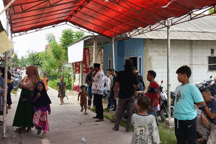 Suasana rumah duka korban penusukan yakni DNR alias R, Senin (5/12/2022). R tewas setelah dirinya ditusuk oleh orang tak dikenal di Danau Segara City, Tarumajaya, Kabupaten Bekasi saat sedang asyik nongkrong.