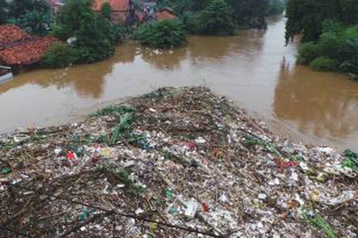 Sampah menumpuk di kolong jembatan kalibata, Jakarta Selatan. Senin (13/1/2014).