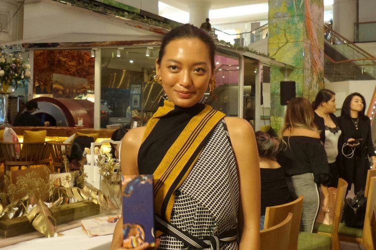 Aktris Asmara Abigail pada peluncuran koleksi MATA HARI GLAZED! di Plaza Indonesia, Jakarta, Jumat (2610/2018).