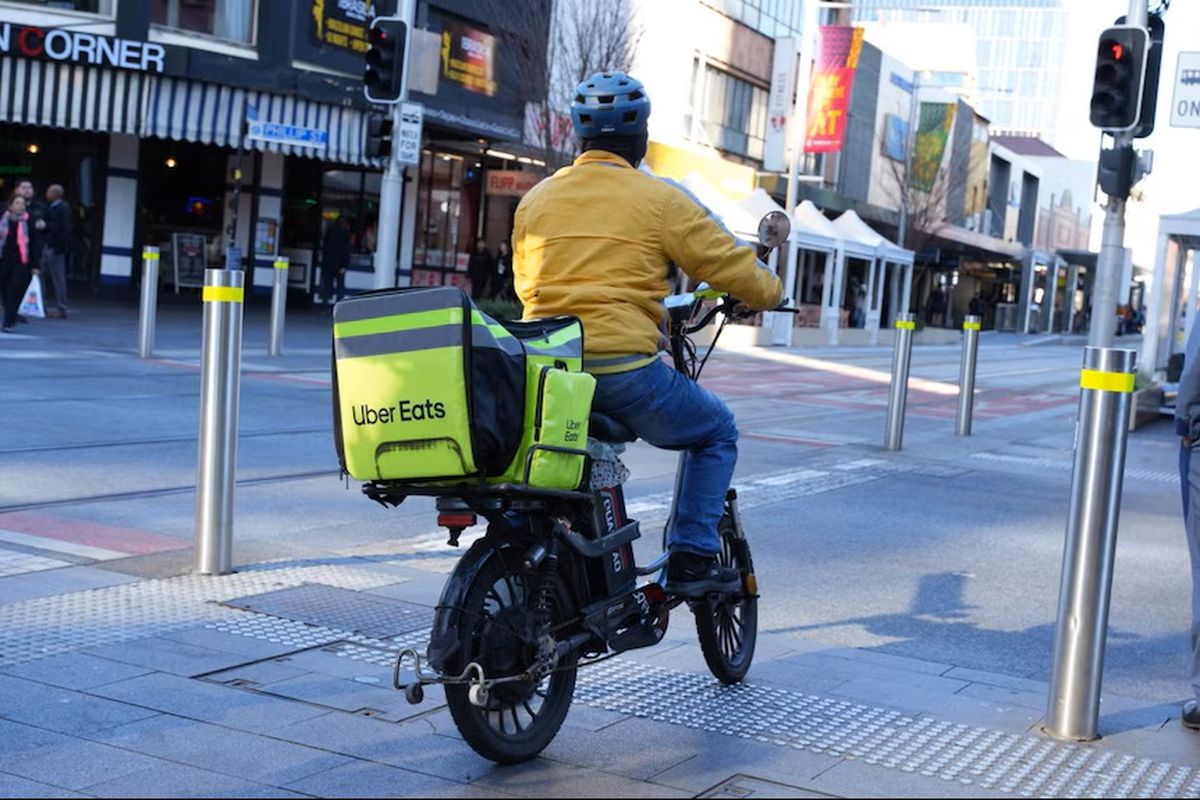 Beberapa pengantar makanan mengejar bonus yang ditawarkan perusahaan seperti Uber Eats.