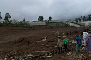 Puluhan Korban Longsor Bandung Barat Diduga Masih Tertimbun, Hujan dan Lumpur 5 Meter Hambat Tim SAR