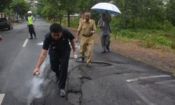 Bupati Trenggalek Tandai Jalan Berlubang dengan Cat Semprot