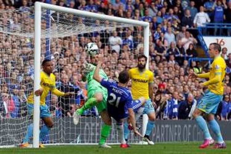 Pemain Chelsea, Nemanja Matic (21) berjibaku di depan gawang Crystal Palace dalam laga di Stadion Stamford Bridge, Minggu (3/5/2015).