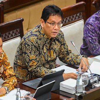 Menteri Keuangan Purbaya Yudhi Sadewa (tengah) didampingi Wakil Menteri Keuangan Thomas A. M. Djiwandono (kiri) dan Suahasil Nazara (kanan) menyampaikan paparan saat mengikuti rapat kerja dengan Komisi XI DPR di Kompleks Parlemen, Senayan, Jakarta, Kamis (27/11/2025). Dalam rapat tersebut Purbaya meyakini pertumbuhan ekonomi pada kuartal IV-2025 mampu mencapai rentang 5,6 persen hingga 5,7 persen lantaran tekanan ekonomi sudah berbalik menuju pemulihan.