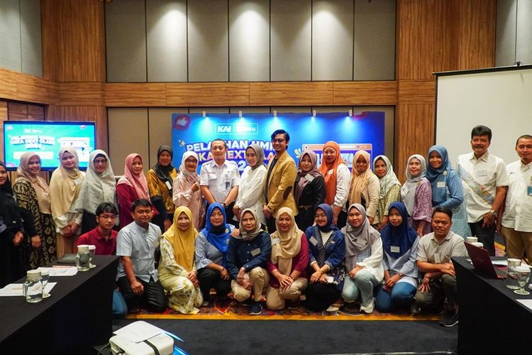 Foto bersama 24 MiKA (UMK Binaan dan Mitra PT. KAI) yang menjadi peserta pelatihan UMKM MiKA Next Class pada tanggal 24 Juli 2024, di Yogyakarta.