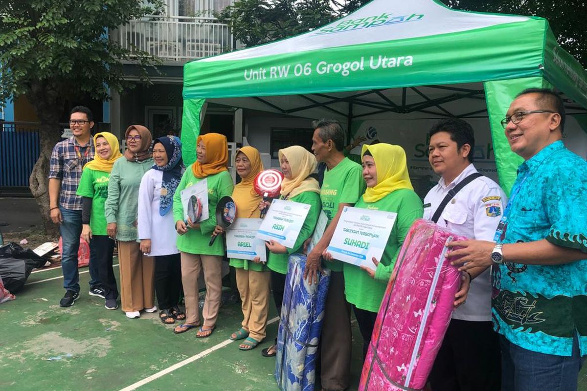 Salah satu kegiatan Bank Sampah Kampung Koran yang diinisiasi Kompas Gramedia (KG). Bank Sampah Kampung Koran mencatat telah mereduksi sampah hingga 35 ton. Jumlah tersebut didapat dari kontribusi nasabah tiga unit Bank Sampah yang diinisiasi KG di wilayah RW 02 Kelurahan Gelora (Jakarta Pusat), serta RW 06 dan RW 14 Kelurahan Grogol Utara (Jakarta Selatan). DOK KOMPAS GRAMEDIA CSR