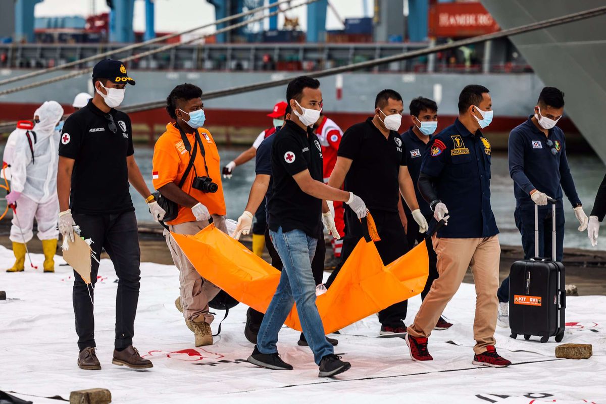 Petugas gabungan membawa bagian pesawat Sriwijaya Air SJ 182 rute Jakarta - Pontianak yang jatuh di perairan Pulau Seribu di Dermaga JICT 2, Tanjung Priok, Jakarta Utara, Minggu (10/1/2021). Temuan bagian pesawat selanjutnya akan diperiksa oleh Komite Nasional Keselamatan Transportasi (KNKT) sedangkan potongan tubuh korban diserahkan kepada DVI Polri untuk identifikasi lebih lanjut.