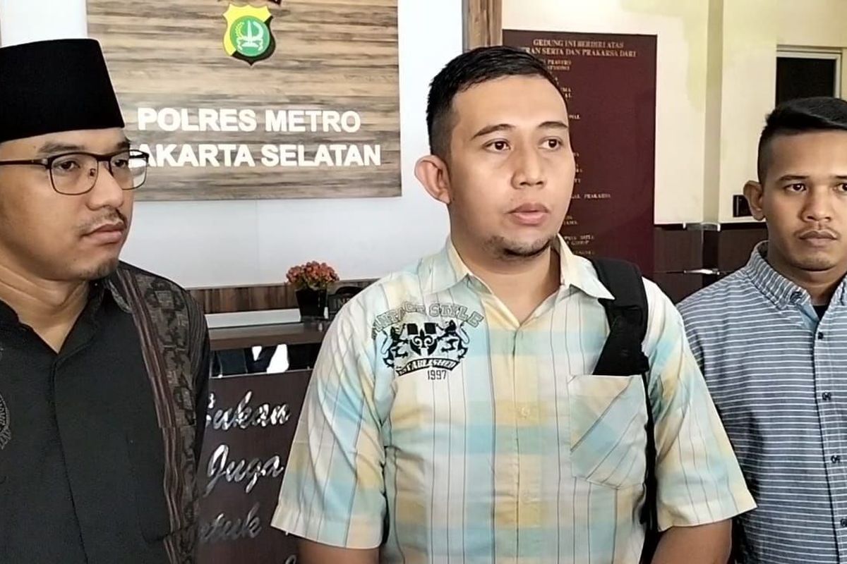 Yuma Karim, pihak pelapor yang melaporkan mantan bosnya, Ike Farida, saat memberikan keterangan di Mapolres Metro Jakarta Selatan, Selasa (7/3/2023) 