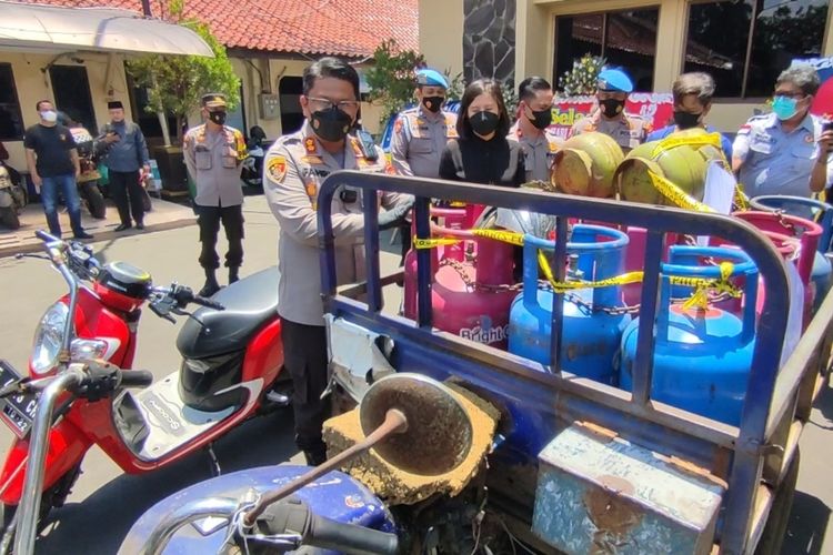 Kapolres Cirebon Kota AKBP Fahri Siregar menjelaskan praktik oplos gas subsidi 3 kg ke gas non subsidi 12 kg, di mapolres Cirebon Kota, Jumat (23/9/2022)