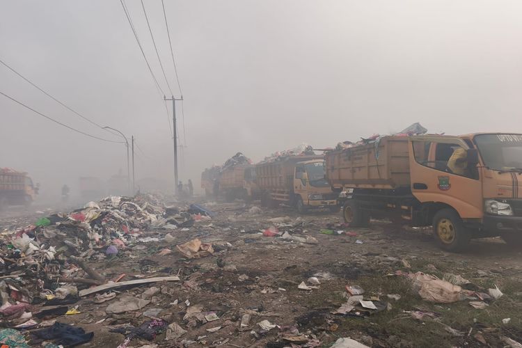 Truk Sampah Mengular di TPA Jatiwaringin, Sopir Tak Bisa Buang Muatan Sejak Siang