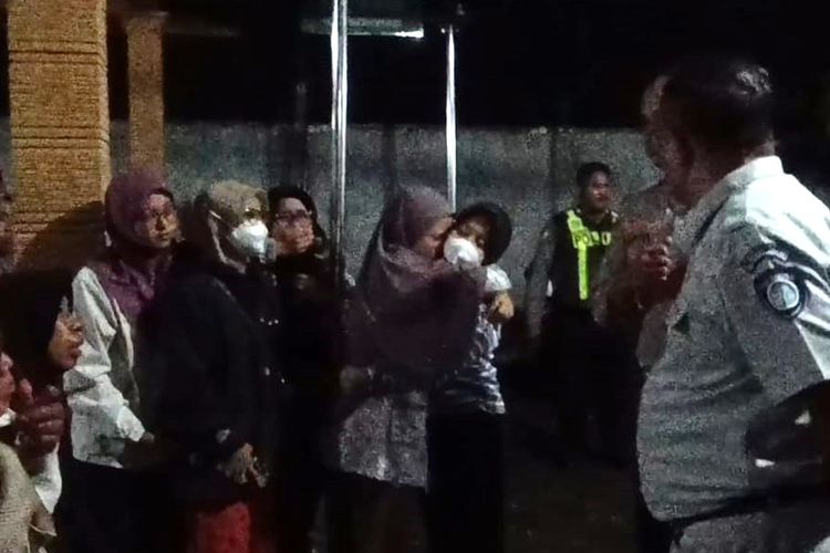 Keluarga dan kerabat Resita menunggu proses pemulangan jenazah di kamar maat RSUD Sayidiman Magetan.