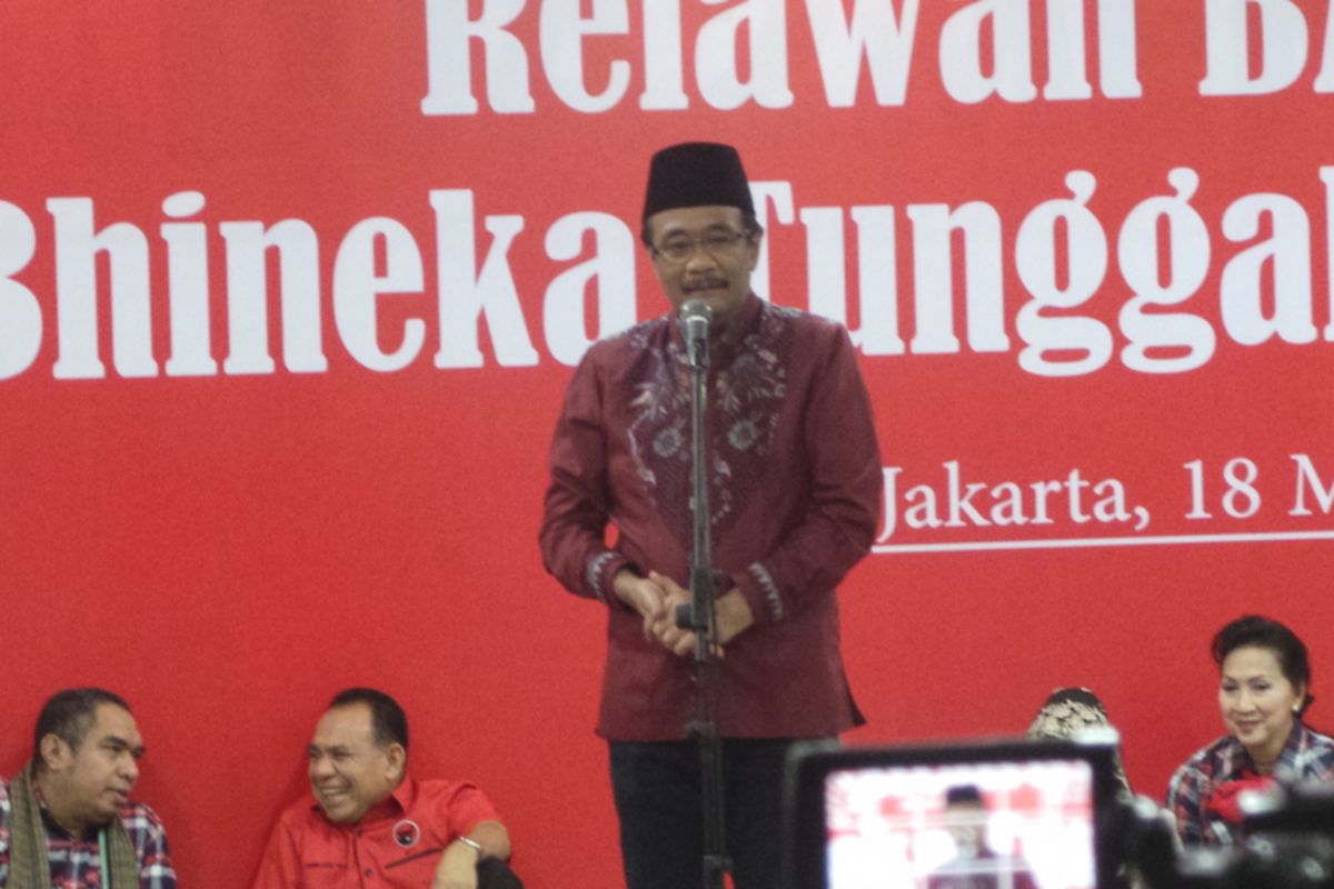 Calon wakil gubernur nomor pemilihan dua DKI Jakarta Djarot Saiful Hidayat dalam acara peluncuran Tim Reaksi Cepat Bhinneka Tunggal Ika-Basuki Djarot, di Jalan Talang Nomor 3, Menteng, Jakarta Pusat, Sabtu (18/3/2017).