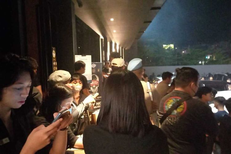 Polrrstabes Palembang melakukan razia di tempat hiburan malam Holywings, Sabtu (26/6/2022). Para pengunjung dibubarkan petugas karena menimbulkan kerumunan