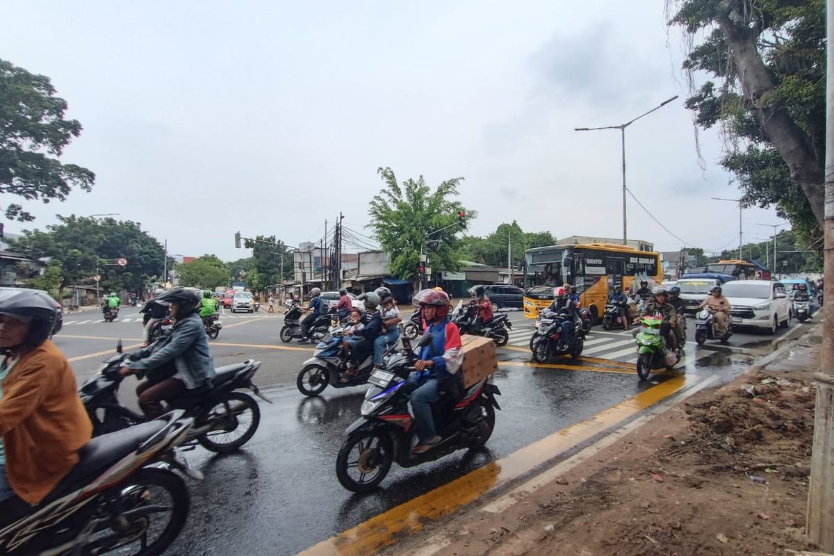 Jalan Raya Bogor di Kramatjati, Jakarta Timur, basah dan becek karena air Kali Baru rembes ke kisdam, Selasa (26/3/2024) siang.