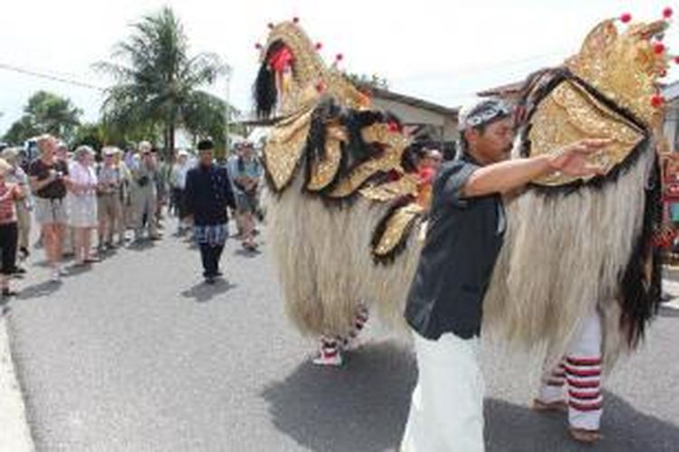 Rangkaian acara kedatangan wisatawan mancanegara yang menggunakan kapal Clipper Odyssey di Belitung, Bangka Belitung, Jumat (18/1/2013). Kapal berlabuh di dermaga Desa Pegantungan, Kecamatan Badau, Kabupaten Belitung. Para wisatawan disambut Bupati Belitung, Darmansyah Husein kemudian mengunjungi rumah dinas bupati, rumah adat Belitung, serta pantai wisata Tanjung Tinggi dan Tanjung Kelayang. Sebelumnya, para wisatawan disuguhkan tarian tradisional Belitung berupa barongsai, kuda lumping, tari selamat datang, Buang Jong, dan tari Balitung.