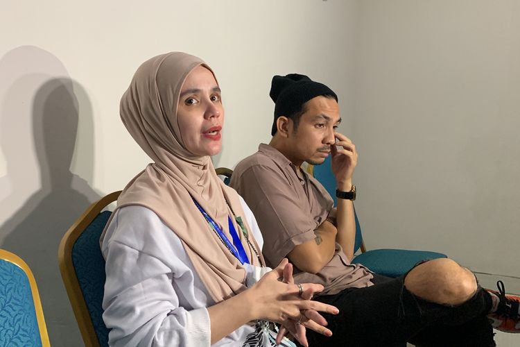 Istri Indra Bekti, Aldila Jelita dalam konferensi pers di rumah sakit Abdi Waluyo Menteng, Jakarta Pusat, Sabtu (31/12/2022).