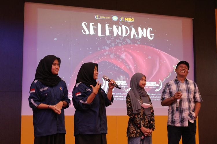 Dua pemeran utama (dua kanan) saat memberikan testimoninya usai menonton film pendek Selendang.