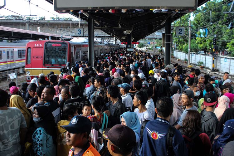 Para pengguna KRL menunggu kereta tujuannya di Stasiun Tanahabang, Jakarta Pusat, Jumat (14/2/2020). PT. Kereta Commuter Indonesia (KCI) dan PT. Kereta Api Indonesia Daerah Operasi 1 Jakarta melakukan rekayasa terhadap perjalanan commuter line atau kereta rel listrik (KRL) selama sebelas 11 hari mulai Kamis (13/2/2020) hingga Minggu (23/2/2020).