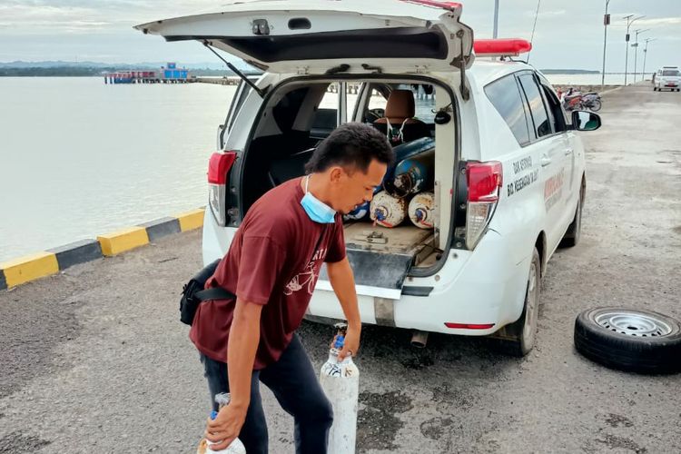 Tabung oksigen yang sudah terisi diambil oleh petugas kesehatan puskesmas. Di Pulau Sebatik Nunukan Kaltara sempat terjadi kelangkaan oksigen, beruntung seorang pengusaha Sebatik H.Momo bergerak cepat mengumpulkan semua tabung kosong di sejumlah puskesmas lalu menyewa kapal untuk refil oksigen di Tarakan