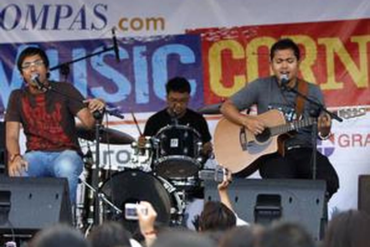 Kerispatih--tampak pada foto: Sammy (vokal), Anton (drum), dan Arief (gitar)--di atas pentas Kompas.com Music Corner.