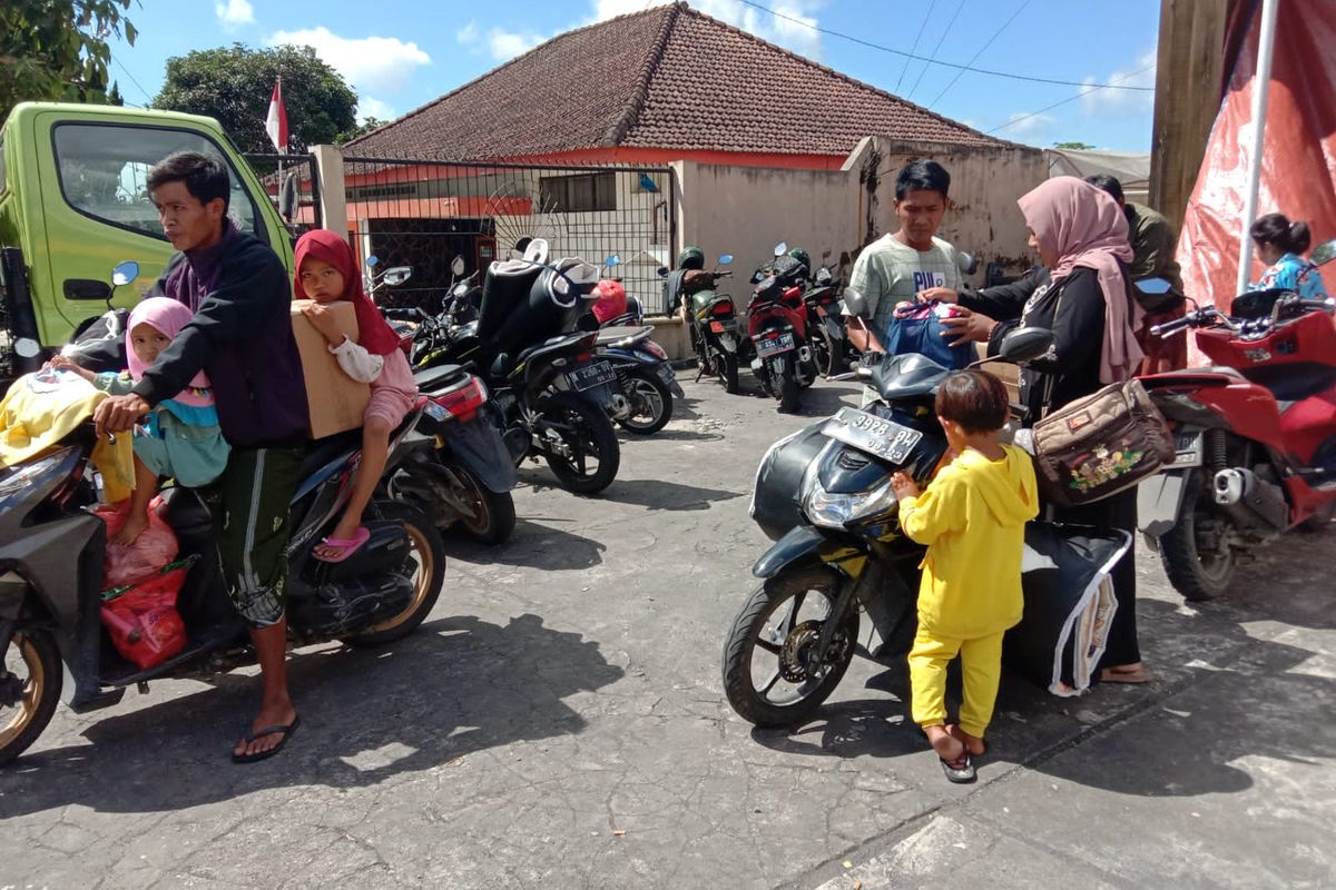 Pengungsi banjir lahar Gunung Semeru mulai pulang ke rumah masing-masing