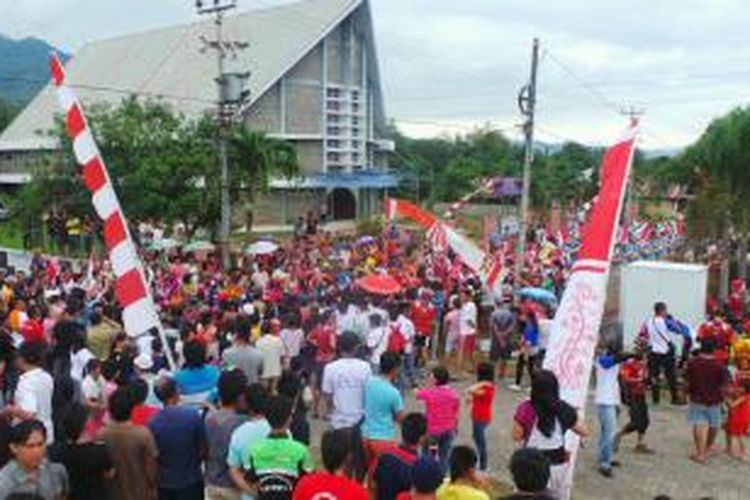 Ratusan warga tumpah ruah di depan Balai Pertemuan Umum, Desa Ongkaw Dua, Kecamatan Sinonsayang, Minahasa Selatan, Sulawesi Utara, Selasa (19/8/2014), untuk menyambut peserta Jelajah Sepeda Manado-Makassar.