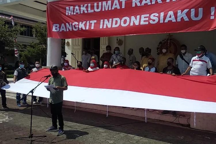 Slamet Santoso saat membacakan maklumat rakyat di halaman gedung DPRD DIY, Kamis (5/8/2021)