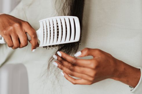 6 Cara Perawatan Rambut Kering Menurut Pakar 