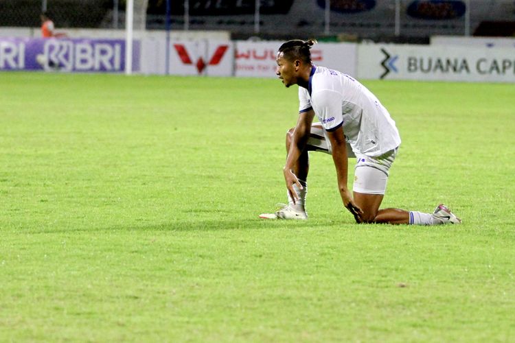 Pemain Arema FC Dendi Santoso saat pertandingan pekan 31 Liga 1 2021-2022 melawan Bali United yang berakhir dengan skor 2-1 di Stadion I Gusti Ngurah Rai Denpasar, Selasa (15/3/2022) sore.