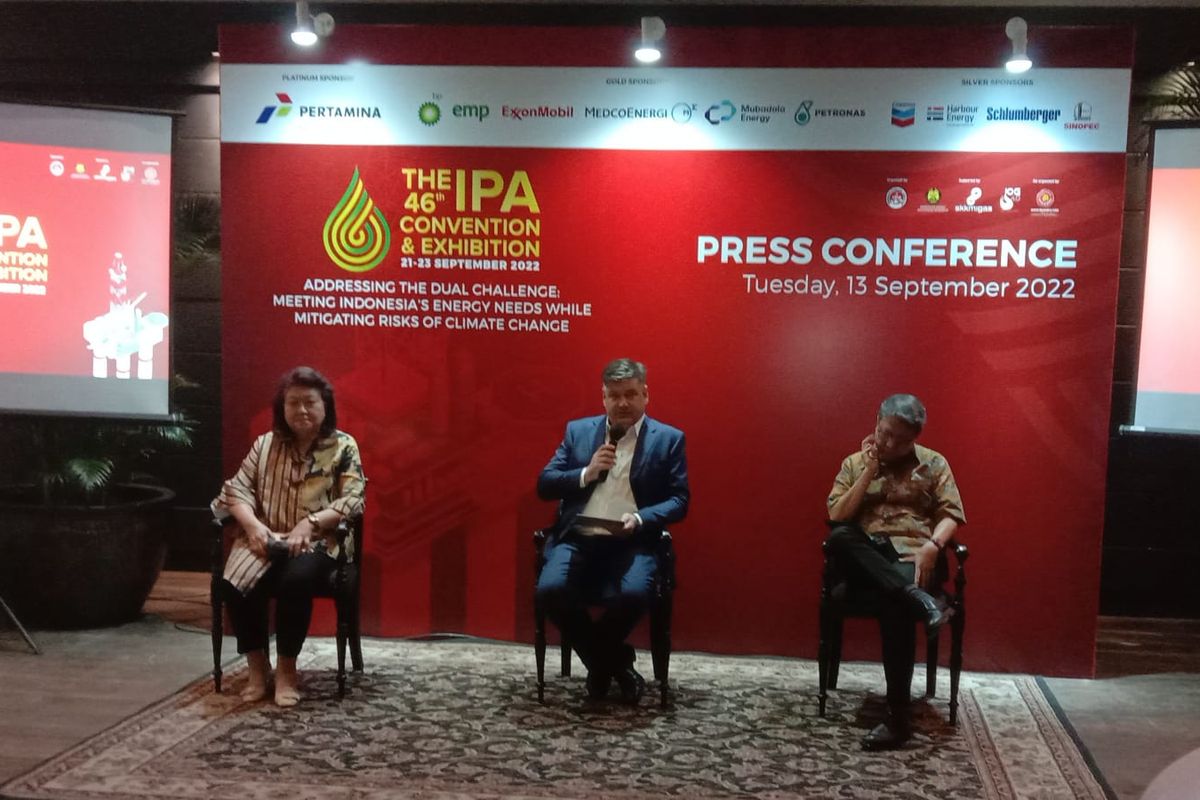 Wakil Presiden Indonesian Petroleum Association (IPA) Greg Holman, Ketua Panitia IPA Convex 2022 Krishna Ismaputra, dan Direktur Eksekutif IPA Marjolijn Wajong memberikan keterangan pers di Jakarta, Selasa (13/9/2022).