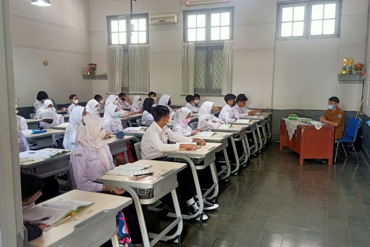 Kegiatan pembelajaran tatap muka hari pertama di SMP Negeri 5 Bandung, Senin (10/1/2022).