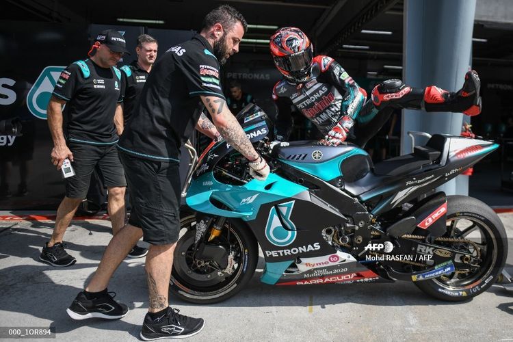 Pebalap Petronas Yamaha SRT, Fabio Quartararo, kembali ke pitlane pada hari pertama tes pramusim MotoGP di Sirkuit Sepang, 7 Februari 2020.