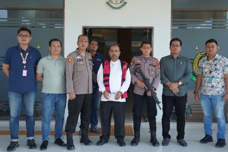 Kepala BPBD Siak, Kaharudin, tahanan kasus korupsi saat digelandang ke Rutan Mapolres Siak, Riau, Jumat (17/5/2024).