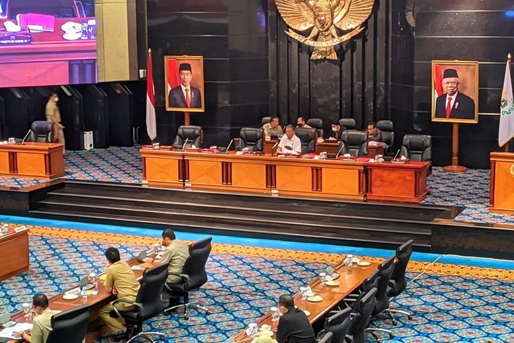 Rapat Badan Anggaran pembahasan evaluasi Kementerian Dalam Negeri terhadap Raperda APBD DKI Jakarta 2022 di Gedung DPRD DKI Jakarta, Kebon Sirih, Jakarta Pusat, Selasa (11/1/2022)