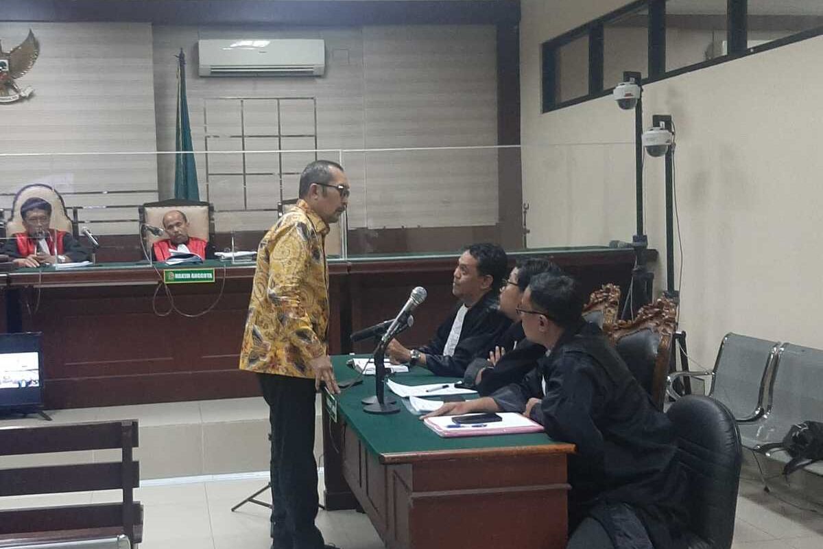 Terdakwa Sahat Tua Simanjuntak (baju kuning) saat sidang vonis di Pengadilan Tipikor Surabaya, Selasa (26/9/2023)