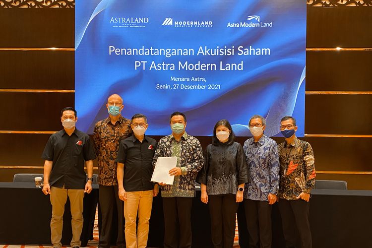 Proses penandatanganan PT Astra Land Indonesia yang mengakuisisi saham PT Astra Modern Land atas proyek perumahan Asya