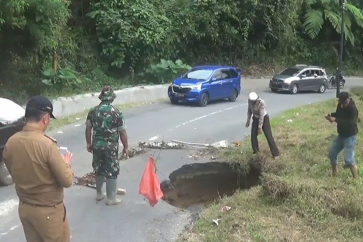 Lubang menganga di jalan trans Sulawesi arah Palopo-Toraja di kelurahan Battang Barat,   kecamatan Wara Barat, kota Palopo, Sulawesi Selatan, terlihat menganga di tepi jalan dan mengganggu pengguna jalan, Senin (08/04/2019)