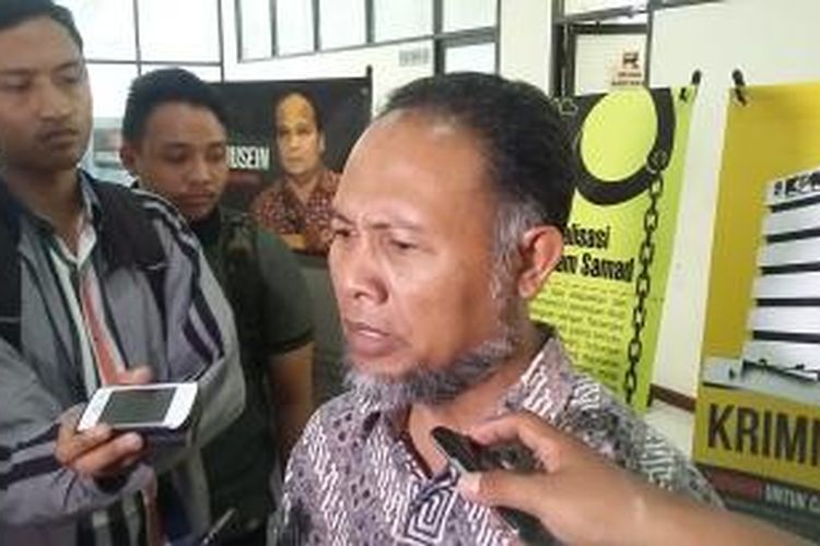 Wakil Ketua nonaktif KPK Bambang Widjojanto, saat ditemui di Sekretariat YLBHI, Jakarta, Jumat (15/5/2015).