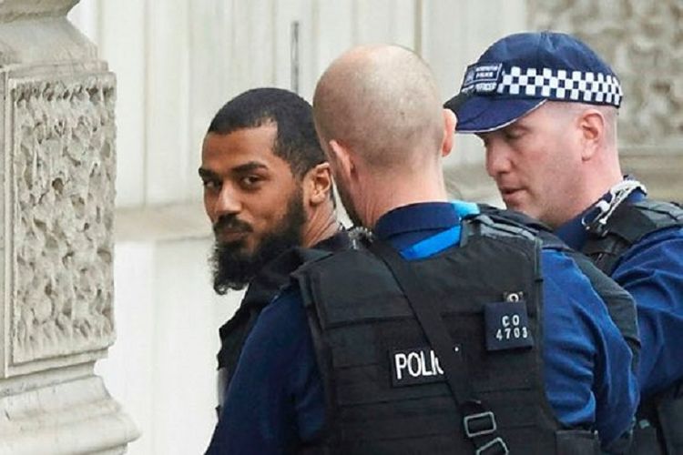 Polisi Inggris menangkap seorang pria bersenjatakan pisau tak jauh dari Gedung Parlemen di kawasan Westminster, London, Kamis (27/4/2017).
 