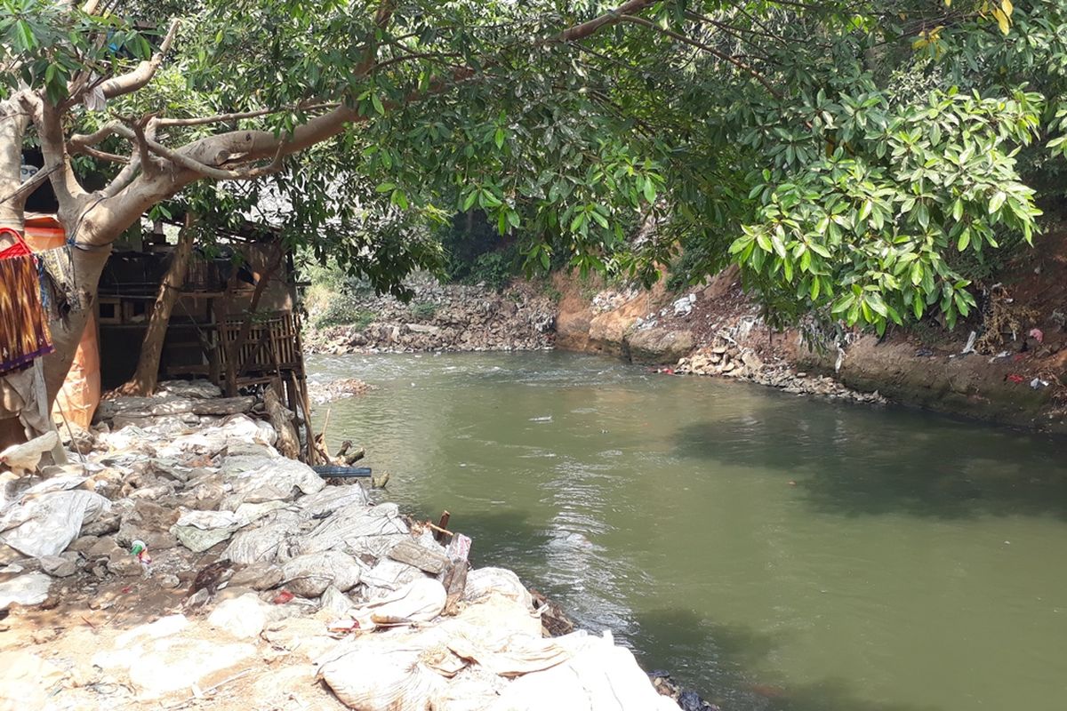 Kondisi bantaran Kali Ciliwung, Jalan Kebon Pala Tanah Rendah, Kampung Melayu, Jakarta Timur pasca pembersihan material daratan buatan, Senin (19/8/2019).