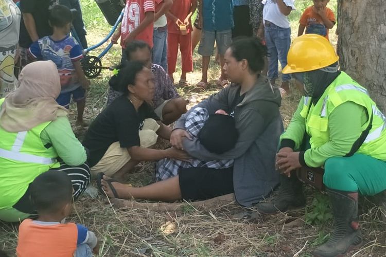 Istri jatuh pingsan begitu mengetahui korban tewas yang ditemukan di Kali Teluk Intan, Penjaringan, Jakarta Utara adalah suaminya, Selasa (22/10/2019).