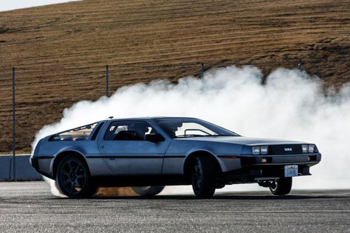 Mobil dari film Back to the Future, DeLorean DMC-12, dirancang peneliti Stanford University, California, Amerika Serikat, jadi berteknologi otonomos dan bisa drifting.