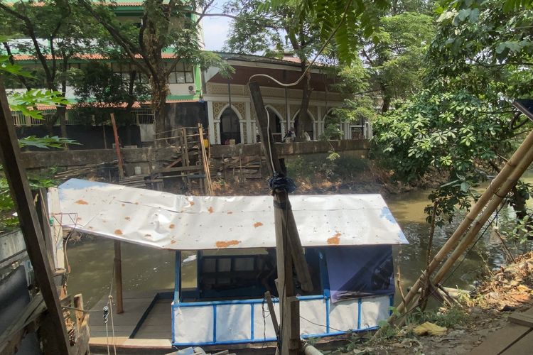 Puluhan Tahun Warga Seberangi Kali Pesanggrahan Naik Getek, Pemkot Jaksel Bakal Bangun JPO