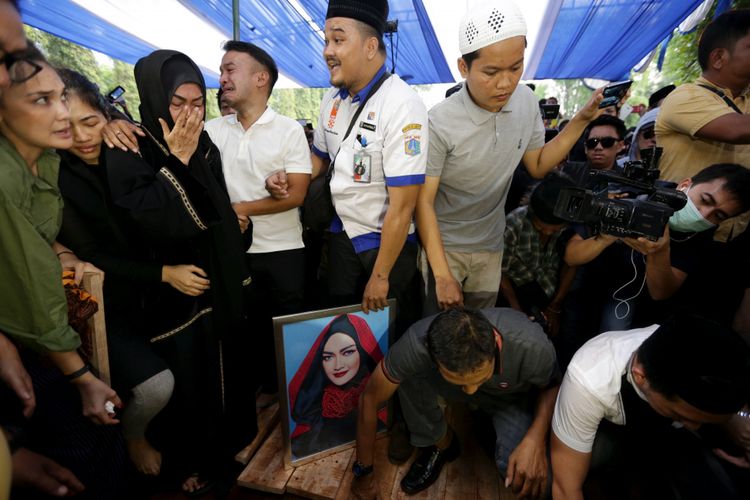 Suasana pemakaman jenazah artis peran dan penyanyi dangdut Julia Perez di TPU Pondok Ranggon, Jakarta Timur, Sabtu (10/6/2017). Julai Perez meninggal akibat menderita kanker serviks stadium empat. KOMPAS IMAGES/KRISTIANTO PURNOMO